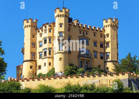 Castello di Hohenschwangau in Germania. Il Royal Schloss Hohenschwangau è un famoso punto di riferimento delle Alpi bavaresi. Antico castello tedesco come palazzo, ex residenza di Foto Stock