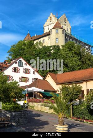 Castello di Meersburg a Baden-Wurttemberg, Germania, Europa. E' un punto di riferimento della citta' di Meersburg. Vista panoramica verticale sul castello tedesco in cima alla collina in estate. Foto Stock