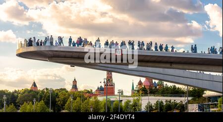 Mosca - 21 agosto 2020: Vista panoramica PF Ponte galleggiante nel Parco Zaryadye vicino al Cremlino di Mosca, Russia. Zaryadye è famosa attrazione turistica di Mosca Foto Stock