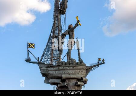 Monumento all'imperatore Pietro il Grande, Mosca, Russia. E' un punto di riferimento di Mosca. Statua di bronzo del famoso Tsar Pietro su sfondo blu cielo. Contemporaneo Foto Stock