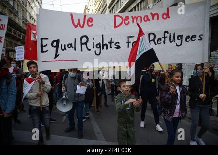 Atene, Grecia. 20 Marzo 2021. Rifugiati e immigrati irregolari protestano per le strade centrali della capitale greca, chiedendo frontiere aperte, legalizzazione e benefici per quanto riguarda gli alloggi. (Foto di Dimitris Aspiotis/Pacific Press) Credit: Pacific Press Media Production Corp./Alamy Live News Foto Stock