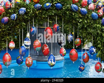 Uova dipinte a mano alla Fontana di Pasqua a Schechingen, distretto di Ostalb, Baden-Württemberg, Germania Foto Stock