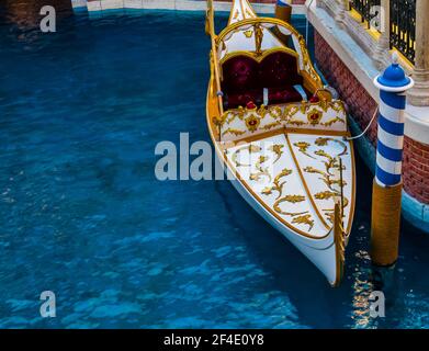 Gondole ormeggiate sul Replica Grand Canal, Las Vegas, Nevada, USA Foto Stock