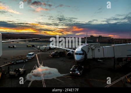 Aereo commerciale in preparazione per il volo. San Francisco, California, Stati Uniti Foto Stock
