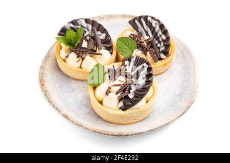 Tartine dolci con cioccolato e crema di formaggio isolato su sfondo bianco. Vista laterale, primo piano. Foto Stock