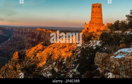 Il Desert Watchtower si trova sul bordo del Grand Canyon, Grand Canyon National Park, Arizona, Stati Uniti Foto Stock