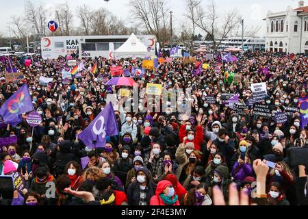 Istanbul, Turchia. 20 Marzo 2021. I manifestanti marciano con bandiere e cartelli che esprimono la loro opinione durante la dimostrazione. Il ritiro della Turchia dalla Convenzione di Istanbul protesta a Kadikoy, Istanbul. La Convenzione di Istanbul, firmata da 45 paesi e dall'Unione europea, richiede la prevenzione di ogni tipo di violenza contro le donne, la protezione delle vittime di violenza e la punizione dei criminali. (Foto di Hakan AKGUN/SOPA Images/Sipa USA) Credit: Sipa USA/Alamy Live News Foto Stock