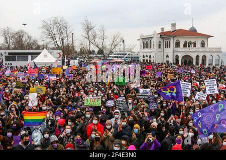 Istanbul, Turchia. 20 Marzo 2021. I manifestanti marciano con bandiere e cartelli che esprimono la loro opinione durante la dimostrazione. Il ritiro della Turchia dalla Convenzione di Istanbul protesta a Kadikoy, Istanbul. La Convenzione di Istanbul, firmata da 45 paesi e dall'Unione europea, richiede la prevenzione di ogni tipo di violenza contro le donne, la protezione delle vittime di violenza e la punizione dei criminali. (Foto di Hakan AKGUN/SOPA Images/Sipa USA) Credit: Sipa USA/Alamy Live News Foto Stock