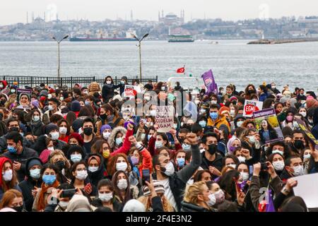 Istanbul, Turchia. 20 Marzo 2021. Una folla di manifestanti che si riuniscono durante la dimostrazione. Il ritiro della Turchia dalla Convenzione di Istanbul protesta a Kadikoy, Istanbul. La Convenzione di Istanbul, firmata da 45 paesi e dall'Unione europea, richiede la prevenzione di ogni tipo di violenza contro le donne, la protezione delle vittime di violenza e la punizione dei criminali. (Foto di Hakan AKGUN/SOPA Images/Sipa USA) Credit: Sipa USA/Alamy Live News Foto Stock