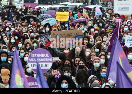 Istanbul, Turchia. 20 Marzo 2021. I manifestanti marciano con bandiere e cartelli che esprimono la loro opinione durante la dimostrazione. Il ritiro della Turchia dalla Convenzione di Istanbul protesta a Kadikoy, Istanbul. La Convenzione di Istanbul, firmata da 45 paesi e dall'Unione europea, richiede la prevenzione di ogni tipo di violenza contro le donne, la protezione delle vittime di violenza e la punizione dei criminali. (Foto di Hakan AKGUN/SOPA Images/Sipa USA) Credit: Sipa USA/Alamy Live News Foto Stock