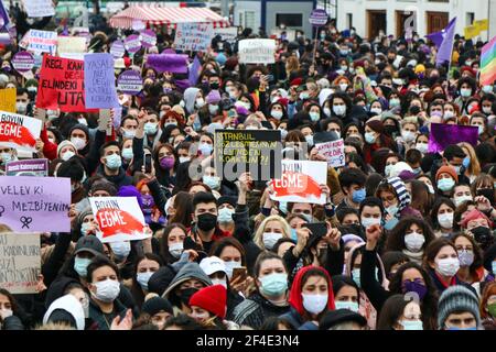 Istanbul, Turchia. 20 Marzo 2021. Manifestanti che tengono cartelli che esprimono la loro opinione durante la dimostrazione. Il ritiro della Turchia dalla Convenzione di Istanbul protesta a Kadikoy, Istanbul. La Convenzione di Istanbul, firmata da 45 paesi e dall'Unione europea, richiede la prevenzione di ogni tipo di violenza contro le donne, la protezione delle vittime di violenza e la punizione dei criminali. (Foto di Hakan AKGUN/SOPA Images/Sipa USA) Credit: Sipa USA/Alamy Live News Foto Stock