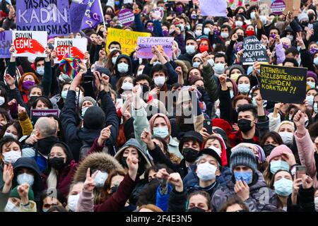 Istanbul, Turchia. 20 Marzo 2021. Manifestanti che tengono cartelli che esprimono la loro opinione durante la dimostrazione. Il ritiro della Turchia dalla Convenzione di Istanbul protesta a Kadikoy, Istanbul. La Convenzione di Istanbul, firmata da 45 paesi e dall'Unione europea, richiede la prevenzione di ogni tipo di violenza contro le donne, la protezione delle vittime di violenza e la punizione dei criminali. (Foto di Hakan AKGUN/SOPA Images/Sipa USA) Credit: Sipa USA/Alamy Live News Foto Stock