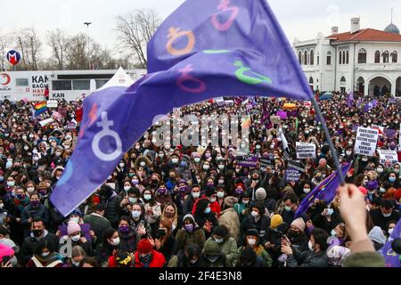 Istanbul, Turchia. 20 Marzo 2021. Una folla di manifestanti che si riuniscono durante la dimostrazione. Il ritiro della Turchia dalla Convenzione di Istanbul protesta a Kadikoy, Istanbul. La Convenzione di Istanbul, firmata da 45 paesi e dall'Unione europea, richiede la prevenzione di ogni tipo di violenza contro le donne, la protezione delle vittime di violenza e la punizione dei criminali. (Foto di Hakan AKGUN/SOPA Images/Sipa USA) Credit: Sipa USA/Alamy Live News Foto Stock