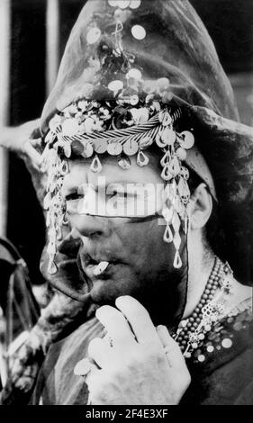 Marcello Mastroianni, on-set del film italiano, 'Kiss the Other Sheik', aka: 'L'uomo, la donna e il denaro', titolo italiano: 'Oggi, domani, dopodomani', MGM, 1965 Foto Stock