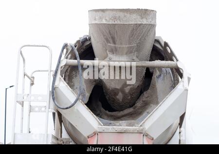 Calcestruzzo semi-secco pronto all'uso consegnato in cantiere e scaricato da il carrello di miscelazione Foto Stock