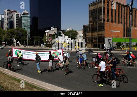 CITTÀ DEL MESSICO, MESSICO - MARZO 14: Le persone prendono parte al programma di ripresa del programma Move by Bicycle in Reforma Avenue. Il programma Move by bike del Ministero della mobilità di Città del Messico ha registrato un afflusso di 53,376 persone durante le sue 6 ore di durata sulla sua prima passeggiata Domenica. Il percorso in bicicletta è di 23 chilometri, dal Paseo de la Reforma fino alla Basilica di Guadalupe. Famiglie, atleti, ciclisti, pattinatori e animali domestici hanno goduto la ripresa del programma Move by Bicycle. Il 14 marzo 2021 a Città del Messico, Messico. Credit: Luis Barron/Eyepix Group/The Photo Access Foto Stock