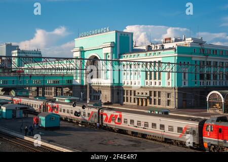 Stazione ferroviaria Novosibirsk-Glavny nella città di Novosibirsk, in Russia, un'importante fermata lungo la Ferrovia Trans-Siberiana. Foto Stock