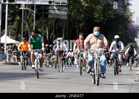 CITTÀ DEL MESSICO, MESSICO - MARZO 14: Le persone prendono parte al programma di ripresa del programma Move by Bicycle in Reforma Avenue. Il programma Move by bike del Ministero della mobilità di Città del Messico ha registrato un afflusso di 53,376 persone durante le sue 6 ore di durata sulla sua prima passeggiata Domenica. Il percorso in bicicletta è di 23 chilometri, dal Paseo de la Reforma fino alla Basilica di Guadalupe. Famiglie, atleti, ciclisti, pattinatori e animali domestici hanno goduto la ripresa del programma Move by Bicycle. Il 14 marzo 2021 a Città del Messico, Messico. Credit: Luis Barron/Eyepix Group/The Photo Access Foto Stock