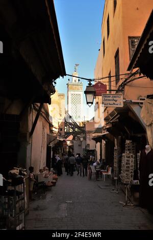 Strade trafficate nella Medina di Fes, Marocco Foto Stock