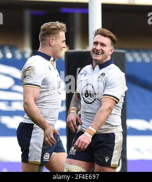 BT Murrayfield Stadium, Edinburgh.Scotland, Regno Unito. 20 Marzo 21. Guinness sei Nazioni Match . Duhan ven der Merwe celebra la sua seconda prova con Captain Stuart Hogg Credit: eric mcowat/Alamy Live News Foto Stock