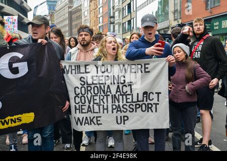 I manifestanti marciano con un cartello che esprime la loro opinione durante la dimostrazione. Migliaia di persone si erano riunite illegalmente per una dimostrazione anti-blocco a Londra, violando le regole di blocco nazionali. Foto Stock