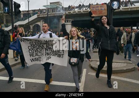 Londra, Regno Unito. 20 Marzo 2021. Un manifestante che marciava con una bandiera che esprimeva la sua opinione durante la dimostrazione. Migliaia di persone si erano riunite illegalmente per una dimostrazione anti-blocco a Londra, violando le regole di blocco nazionali. (Foto di Thomas Krych/SOPA Images/Sipa USA) Credit: Sipa USA/Alamy Live News Foto Stock