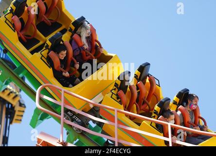 Eureka, Stati Uniti. 20 Marzo 2021. Sabato 20 marzo 2021, i visitatori si ritrovano socialmente a distanza sul Boomerang il giorno di apertura al parco divertimenti Six Flags di Eureka, Missouri. Oggi segna il 50° giorno di apertura del popolare parco divertimenti, situato 20 a ovest di St. Louis. Photo by Bill Greenblatt/UPI Credit: UPI/Alamy Live News Foto Stock