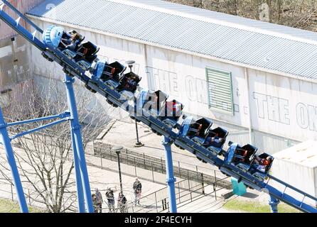 Eureka, Stati Uniti. 20 Marzo 2021. I patroni cavalcano il Sig. Freeze Reverse Blast, il giorno di apertura al parco divertimenti Six Flags di Eureka, Missouri, sabato 20 marzo 2021. Oggi segna il 50° giorno di apertura del popolare parco divertimenti, situato 20 a ovest di St. Louis. Photo by Bill Greenblatt/UPI Credit: UPI/Alamy Live News Foto Stock