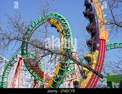 Eureka, Stati Uniti. 20 Marzo 2021. Sabato 20 marzo 2021, i clienti si troveranno a visitare le giostre di palla a fuoco (R) e Boomerang il giorno di apertura al parco divertimenti Six Flags di Eureka, Missouri. Oggi segna il 50° giorno di apertura del popolare parco divertimenti, situato 20 a ovest di St. Louis. Photo by Bill Greenblatt/UPI Credit: UPI/Alamy Live News Foto Stock
