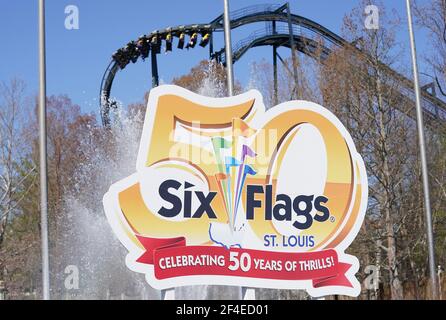 Eureka, Stati Uniti. 20 Marzo 2021. Sabato 20 marzo 2021, i visitatori vengono accolti da nuove indicazioni all'ingresso del parco divertimenti Six Flags di Eureka, Missouri. Oggi segna il 50° giorno di apertura del popolare parco divertimenti, situato 20 a ovest di St. Louis. I patroni appendono a testa in giù come Batman The Ride, passes.Photo by Bill Greenblatt/UPI Credit: UPI/Alamy Live News Foto Stock