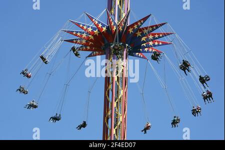 Eureka, Stati Uniti. 20 Marzo 2021. Sabato 20 marzo 2021, i clienti si appendono allo Sky Screamer il giorno di apertura al Six Flags Amusement Park di Eureka, Missouri. Oggi segna il 50° giorno di apertura del popolare parco divertimenti, situato 20 a ovest di St. Louis. Photo by Bill Greenblatt/UPI Credit: UPI/Alamy Live News Foto Stock