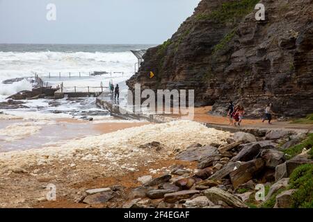 Avalon Beach, Sydney, Australia 21 marzo 2021.As inondazioni battter nuovo Galles del Sud la costa orientale surf batte la costa. La schiuma di mare o lo spuma viene portato sulla sabbia Foto Stock