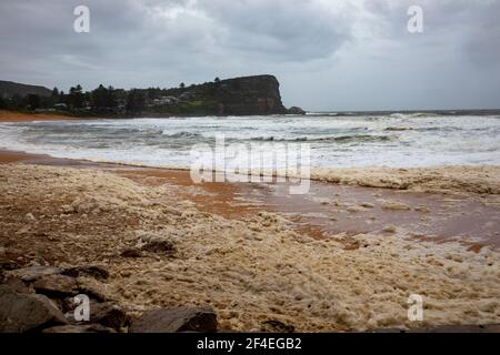 Avalon Beach, Sydney, Australia 21 marzo 2021.As inondazioni battter nuovo Galles del Sud la costa orientale surf batte la costa. La schiuma di mare o lo spuma viene portato sulla sabbia Foto Stock