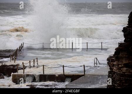 Avalon Beach, Sydney, Australia 21 marzo 2021.As inondazioni battter nuovo Galles del Sud la costa orientale surf batte la costa. Foto Stock