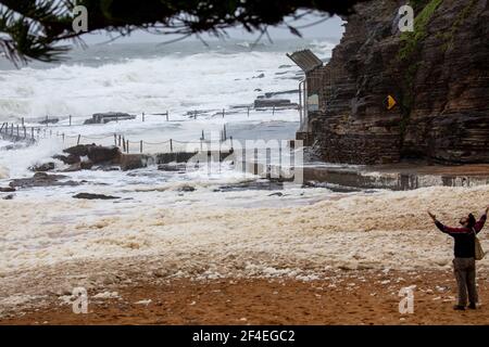 Avalon Beach, Sydney, Australia 21 marzo 2021.As inondazioni battter nuovo Galles del Sud la costa orientale surf batte la costa. La schiuma di mare o lo spuma viene portato sulla sabbia Foto Stock