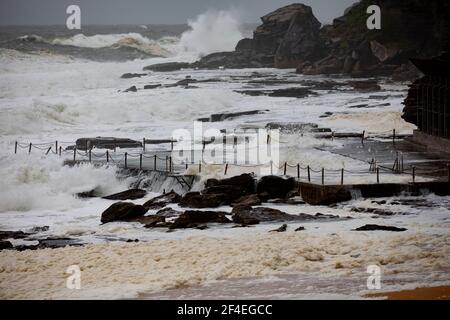 Avalon Beach, Sydney, Australia 21 marzo 2021.As inondazioni battter nuovo Galles del Sud la costa orientale surf batte la costa. La schiuma di mare o lo spuma viene portato sulla sabbia Foto Stock