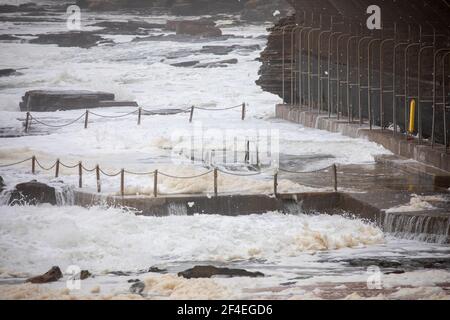 Avalon Beach, Sydney, Australia 21 marzo 2021.As inondazioni battter nuovo Galles del Sud la costa orientale surf batte la costa. La schiuma di mare o lo spuma viene portato sulla sabbia Foto Stock