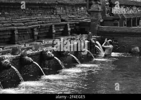 Uomini balinesi che pregano sinceramente nel Tempio Tirta Empowerul, Bali Foto Stock