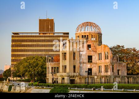 Hiroshima, Giappone - 29 novembre 2018: Colori della stagione autunnale alla famosa cupola della bomba atomica con folla turistica, Hiroshima Giappone Foto Stock