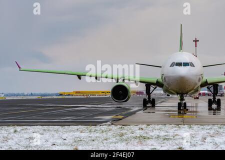 Hoersching, austria, 20 marzo 2021, Airbus A330-343, EC-NHM gestito da wamos aereo preposto all'inizio all'aeroporto di linz Foto Stock