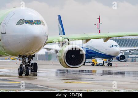 Hoersching, austria, 20 marzo 2021, Airbus A330-343, EC-NHM gestito da wamos aereo preposto all'inizio all'aeroporto di linz Foto Stock