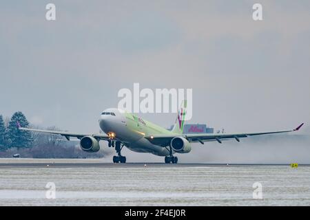 Hoersching, austria, 20 marzo 2021, Airbus A330-343, EC-NHM gestito da wamos Air decollo all'aeroporto di linz Foto Stock