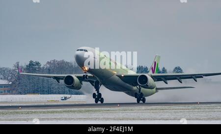 Hoersching, austria, 20 marzo 2021, Airbus A330-343, EC-NHM gestito da wamos Air decollo all'aeroporto di linz Foto Stock