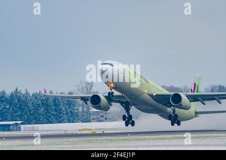 Hoersching, austria, 20 marzo 2021, Airbus A330-343, EC-NHM gestito da wamos Air decollo all'aeroporto di linz Foto Stock