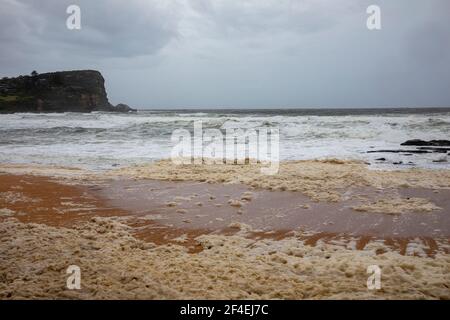 Avalon Beach, Sydney, Australia 21 marzo 2021.As inondazioni battter nuovo Galles del Sud la costa orientale surf batte la costa. Foto Stock