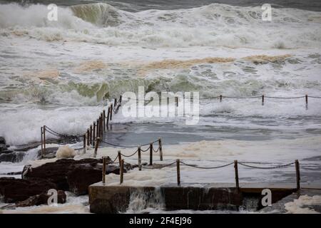 Avalon Beach, Sydney, Australia 21 marzo 2021.As inondazioni battter nuovo Galles del Sud la costa orientale surf batte la costa. Foto Stock