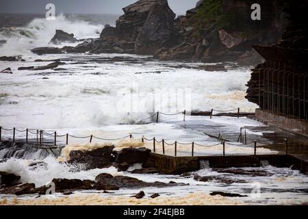 Avalon Beach, Sydney, Australia 21 marzo 2021.As inondazioni battter nuovo Galles del Sud la costa orientale surf batte la costa. Foto Stock