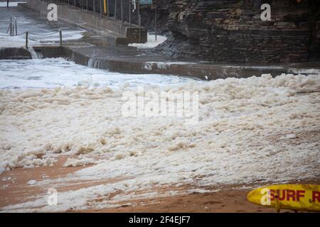 Avalon Beach, Sydney, Australia 21 marzo 2021.As inondazioni battter nuovo Galles del Sud la costa orientale surf batte la costa. Foto Stock