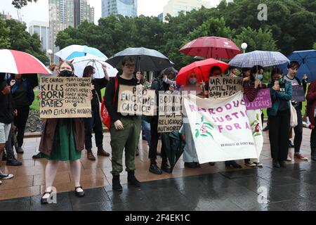 Sydney, Australia. 21 marzo 2021. Il giorno annuale della processione infantile non ancora nata era stato annullato il giorno prima, tuttavia, i manifestanti contro l’aborto si sono ancora rivolti attraverso la strada dalla cattedrale di Santa Maria per affrontare con il segno un solitario campaniere della chiesa. Nella foto: Contro manifestanti alla Chiesa Cattolica. Credit: Richard Milnes/Alamy Live News Foto Stock