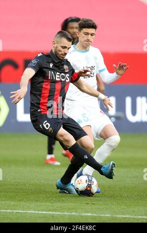 Morgan Schneiderlin di Nizza, Leonardo Balerdi di Marsiglia durante il campionato francese Ligue 1 partita di calcio tra OGC Nice e Olympique de Marseille (OM) il 20 marzo 2021 allo stadio Allianz Riviera di Nizza, Francia - Foto Jean Catuffe / DPPI Foto Stock